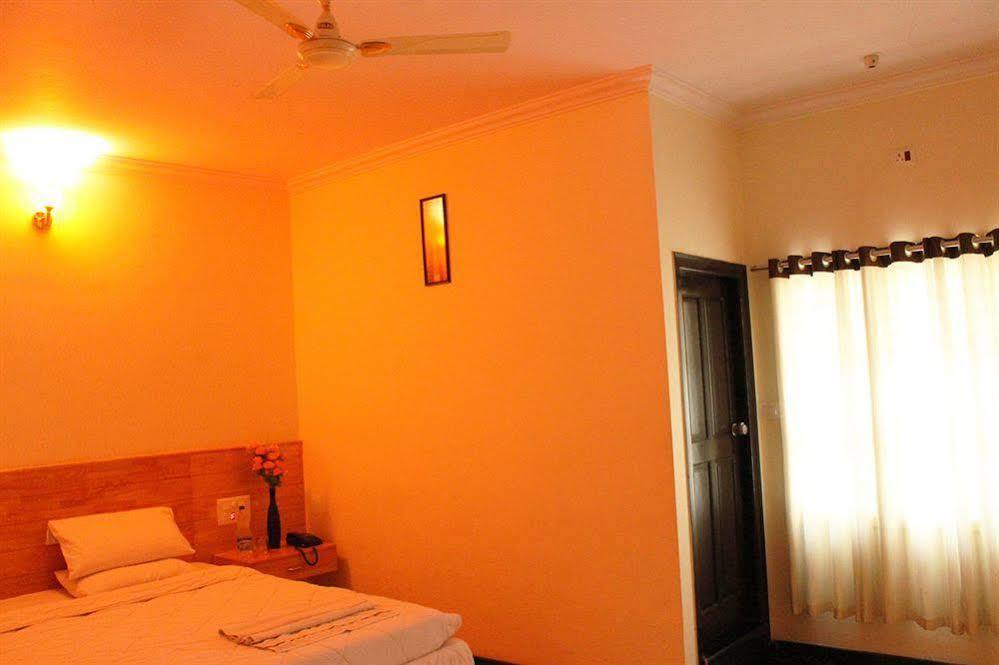 Oyo 1900 Hotel Olive Residency Mysore Bagian luar foto